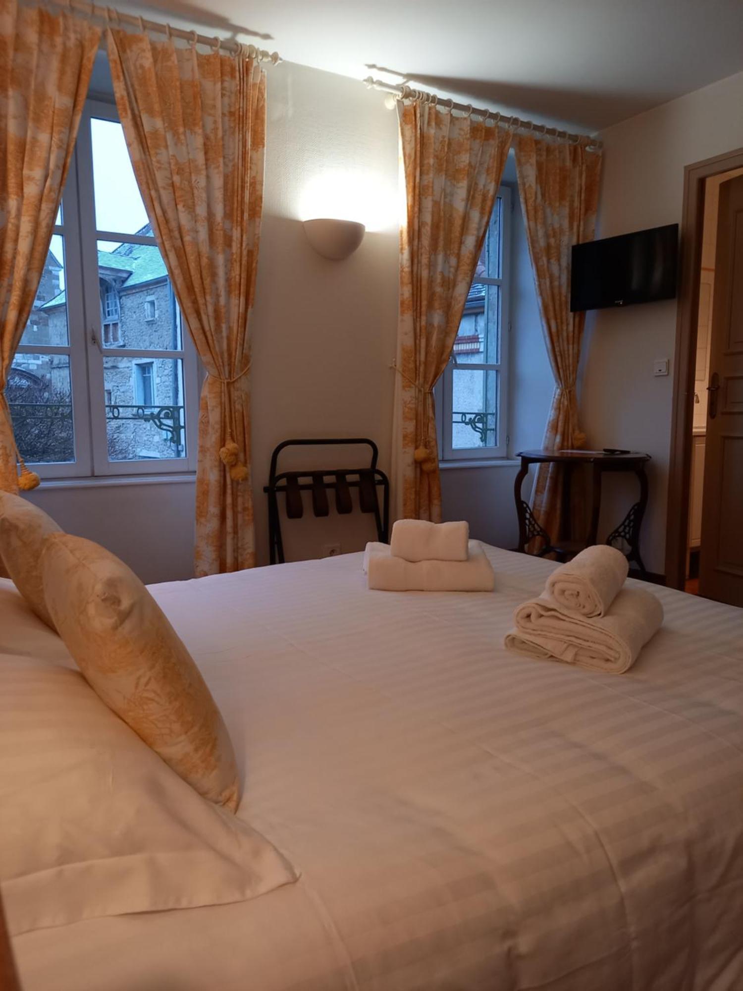 Nolay  Hotel De La Halle מראה חיצוני תמונה