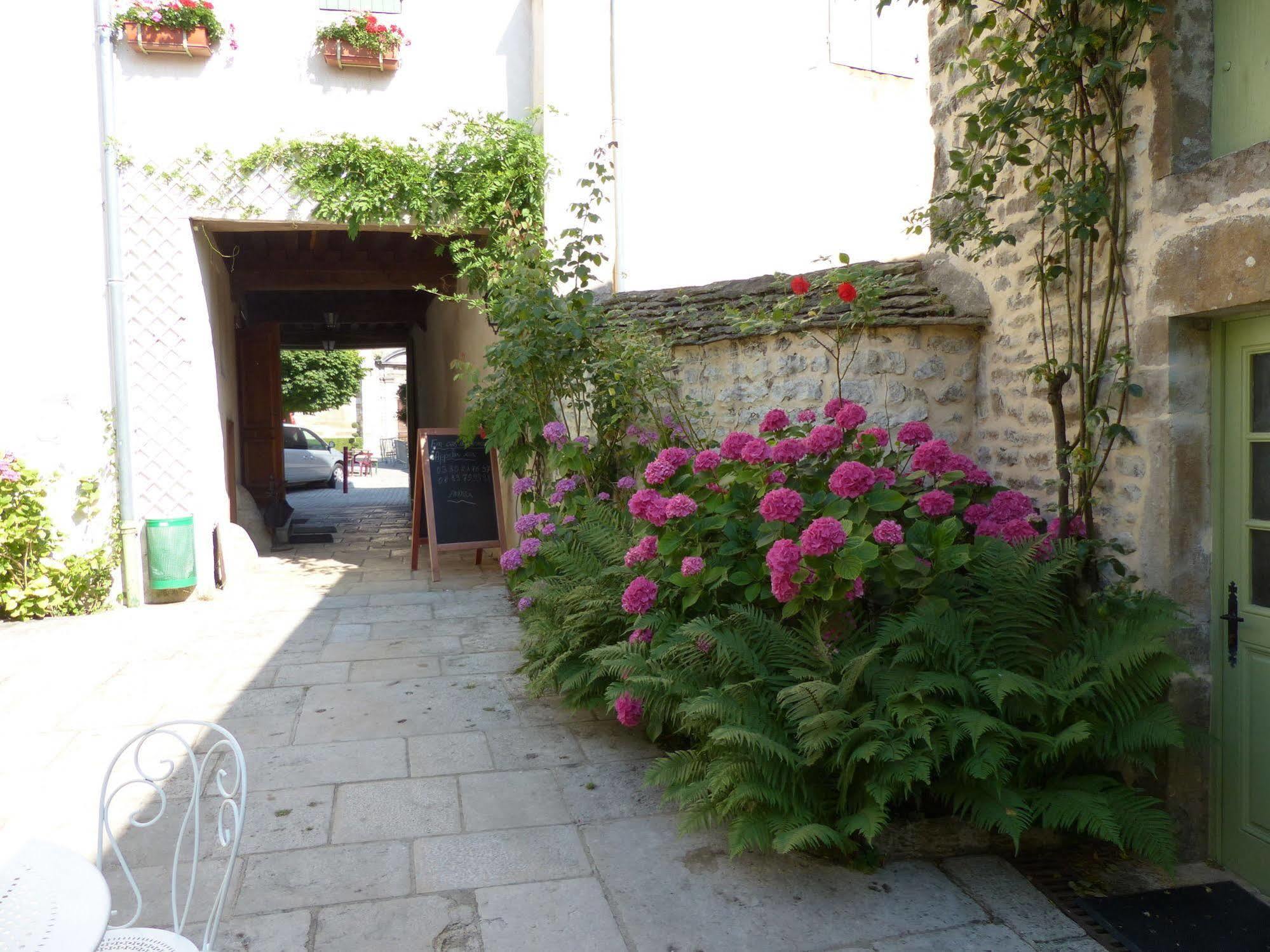 Nolay  Hotel De La Halle מראה חיצוני תמונה